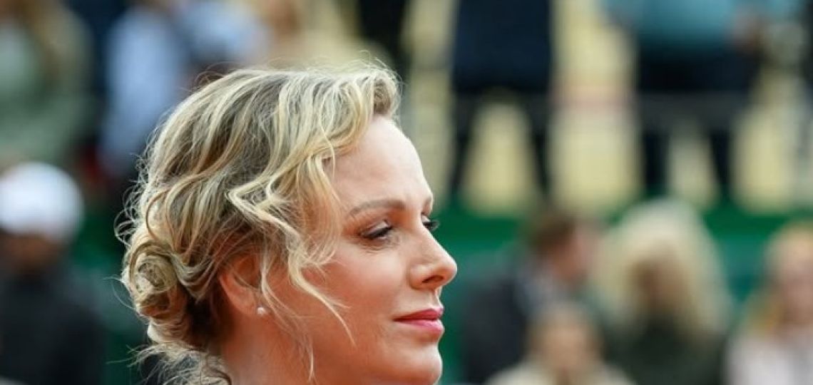 Charlene de Mónaco demuestra que el lino se puede llevar en otoño