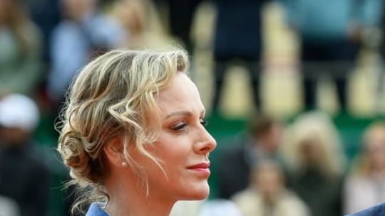 Charlene de Mónaco demuestra que el lino se puede llevar en otoño