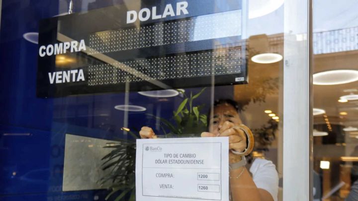 El dólar sin cepo abrió a $1260 en casas de cambio.