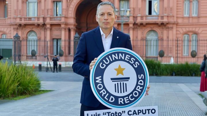 Fernando Gray criticó a Luis Caputo y pidió que entre al Guinness por endeudar a la Argentina con el FMI.