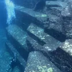 La milenaria construcción tiene escalones, terrazas simétricas y ángulos muy bien definidos.