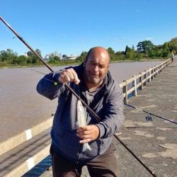 El Río de la Plata se presenta turbio y con aguas color chocolate, situación que no impide que se den pejerreyes en este inicio de la temporada.
