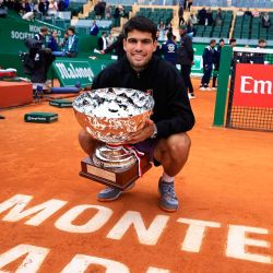 El español Carlos Alcaraz posa con el trofeo tras ganar contra el italiano Lorenzo Musetti la final del torneo de tenis Monte Carlo ATP Masters Series en el Monte Carlo Country Club en Roquebrune-Cap-Martin. | Foto:Valery Hache / AFP