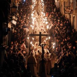 Los penitentes de la hermandad del Cristo de la Buena Muerte participan en su procesión del Lunes Santo durante la Semana Santa en la ciudad de Zamora, en el noroeste de España. | Foto:Cesar Manso / AFP