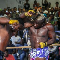 Luchadores compiten durante el evento deportivo "Morengy Iarivo", una competición de morengy organizada por primera vez en Antananarivo. | Foto:RIJASOLO / AFP