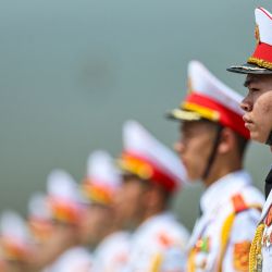 Miembros de la guardia de honor esperan la partida del presidente chino Xi Jinping en el Aeropuerto Internacional Noi Bai de Hanói, tras su visita a Vietnam. Xi se encuentra en Vietnam como parte de una gira por el Sudeste Asiático que incluirá Malasia y Camboya, con Pekín intentando posicionarse como una alternativa estable a Trump mientras los líderes se enfrentan a los aranceles estadounidenses.. | Foto:Athit Perawongmetha / POOL / AFP