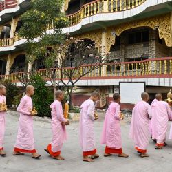 Monjas budistas reubican estatuas de Buda recuperadas de un edificio derrumbado en el Convento de las Monjas Myawaddy en Mandalay, tras el devastador terremoto del 28 de marzo. | Foto:Sai Aung Main / AFP