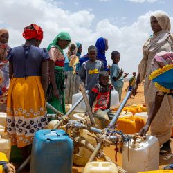 Refugiados sudaneses llenan bidones de agua en el campamento de refugiados de Touloum, en la provincia de Wadi Fira, Chad. La guerra civil de Sudán ha provocado 13 millones de desplazados y refugiados, incluyendo numerosas mujeres que denunciaron haber sido violadas y niños, según declaró a la AFP un funcionario regional del ACNUR. | Foto:Joris Bolomey / AFP