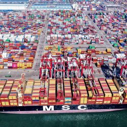 Un buque portacontenedores en el puerto de Qingdao, en la provincia oriental china de Shandong. | Foto:AFP
