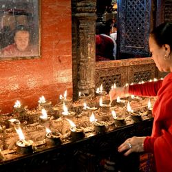 Un devoto hindú enciende lámparas de aceite en el templo Bal-Kumari para celebrar el festival 'Bisket Jatra', que se celebra el Año Nuevo nepalí, en Thimi. | Foto:PRAKASH MATHEMA / AFP