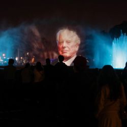 Un retrato del fallecido escritor peruano Mario Vargas Llosa se exhibe en el Circuito Mágico del Agua del Parque de la Reserva durante un homenaje en Lima. | Foto:CONNIE FRANCE / AFP