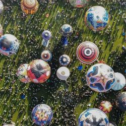 Una imagen aérea muestra globos aerostáticos, en su mayoría hechos de papel reciclado y atados con cuerdas, flotando en el aire durante el festival anual de globos aerostáticos en Wonosobo, Java Central. | Foto:DEVI RAHMAN / AFP