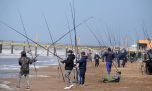Cumple 70 años y lo festejan pescando en la playa