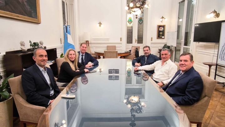 LLA y el PRO negocian una alianza en Buenos Aires para enfrentar al kirchnerismo.