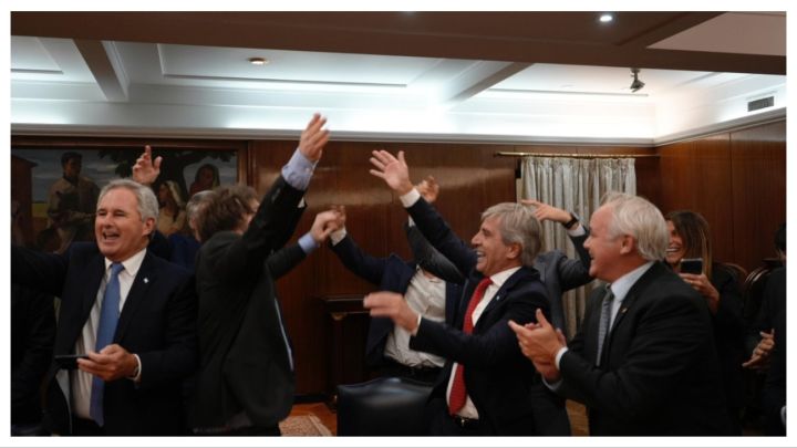 Milei festeja en el Ministerio de Economía con su gabinete