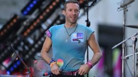 Chris Martin disfrutó de la cocina argentina con amigos, mientras se habla de su supuesto nuevo romance con una actriz