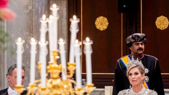 Máxima adaptó un traje indio para brillar junto a sus cristales