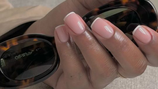 Manicura Glow French: guía para lograr el look de uñas más chic de la temporada
