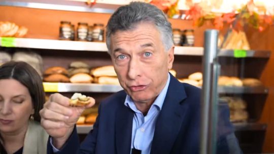 Mauricio Macri visitó una panadería en Villa Pueyrredón y le reclamaron que trabaje junto a Milei