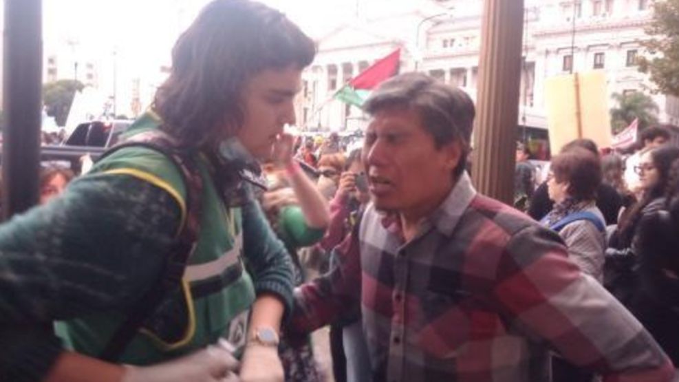 20250417 Alejandro Vilca atendido luego de ser gaseado