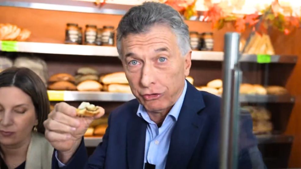 Mauricio Macri visitó una panadería en Villa Pueyrredón y le reclamaron que trabaje junto a Milei
