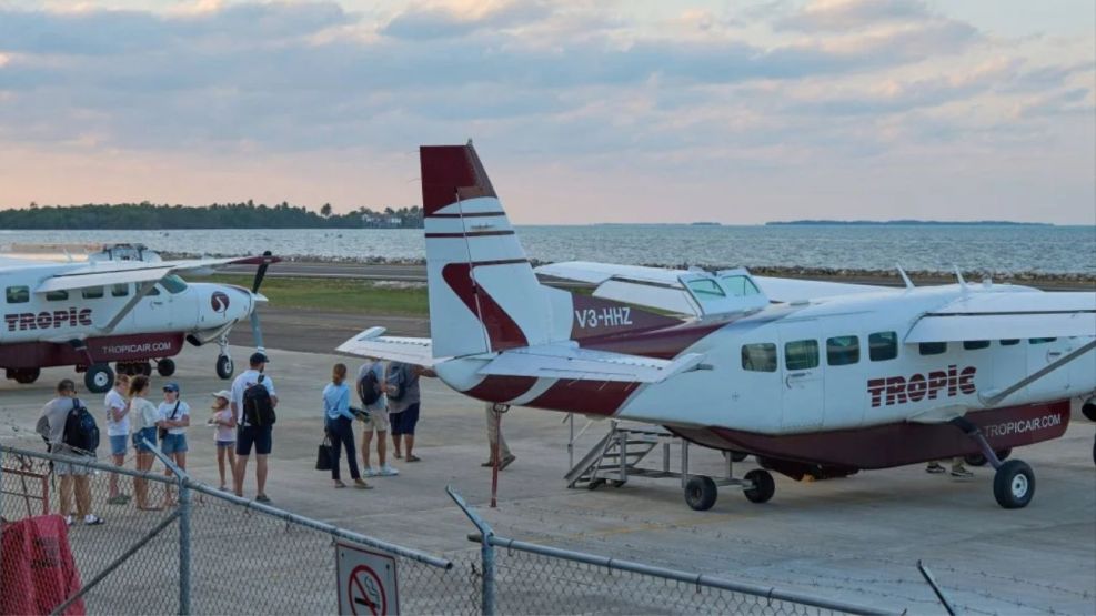 Pánico en Belice: un hombre secuestró un avión, apuñaló a tres personas y murió de un disparo