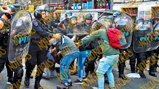 Cristian Rivaldi, policia que le tiro gas a una niña en la marcha de jubilados.
