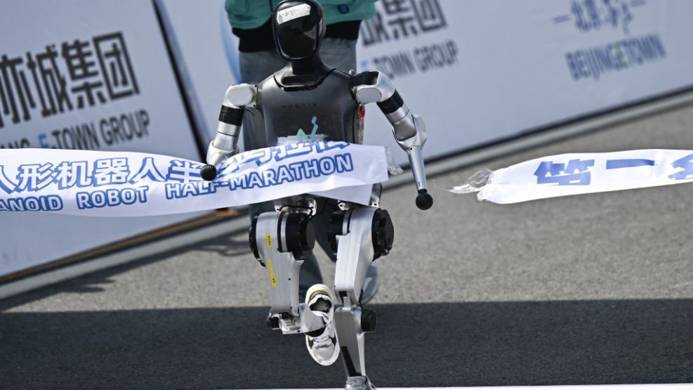 La "media maratón robótica" en China, otra hazaña tecno.