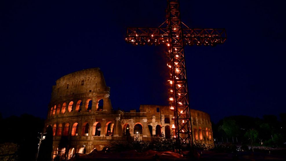 La noche romana y el Coliseo, majestuoso fondo para el Vía Crucis 2025.