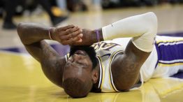 Lebron James en el piso: los Lakers recibieron una paliza ante los Timberwolves en el inicio de los playoffs.