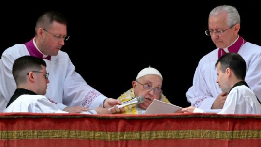 Pese a su delicado estado de salud, el papa Francisco encabezó la celebración de la Pascua en el Vaticano.