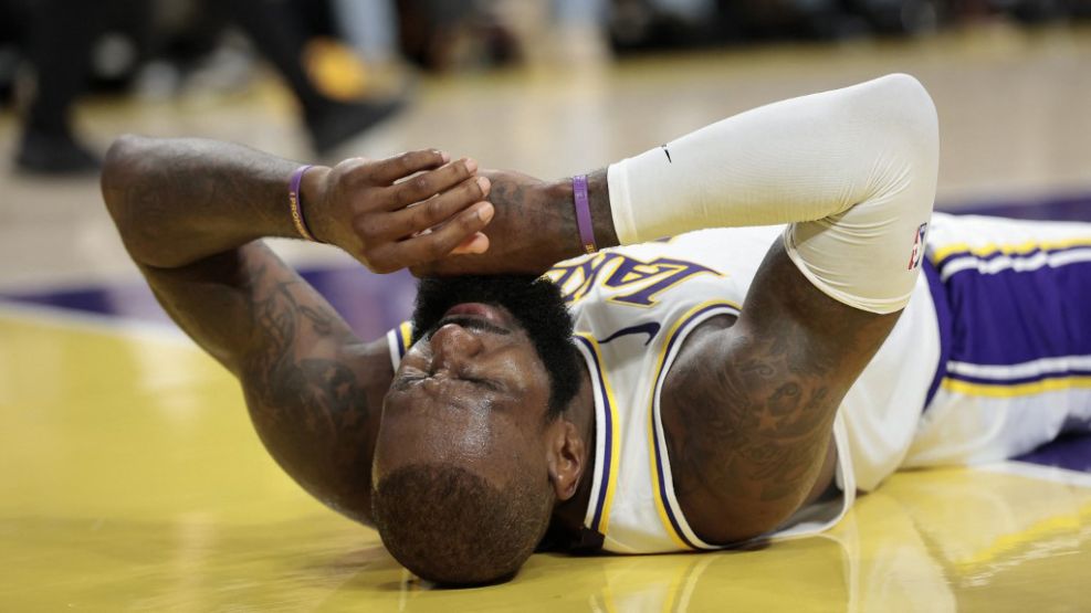 Lebron James en el piso: los Lakers recibieron una paliza ante los Timberwolves en el inicio de los playoffs.