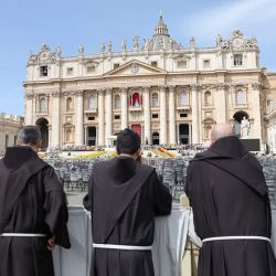 Devotos se lamentan por el papa Francisco frente a la Basílica de San Pedro, en Roma, Italia. | Foto:Xinhua/Li Jing