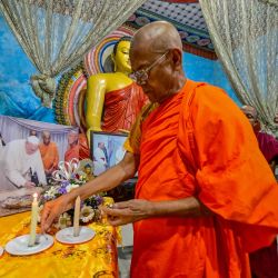 El monje budista de Sri Lanka, Banagala Upatissa (izq.), rinde homenaje al papa Francisco en su templo de Makola, a las afueras de la capital, horas después de su fallecimiento. | Foto:ISHARA S. KODIKARA / AFP