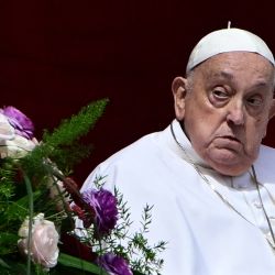 El papa Francisco se encuentra en el balcón principal de la basílica de San Pedro durante el mensaje Urbi et Orbi y la bendición a la ciudad y al mundo, en el marco de las celebraciones de Pascua, en la plaza de San Pedro del Vaticano. | Foto:Tiziana Fabi / AFP