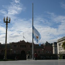 La bandera argentina ondea a media asta frente a la Casa Rosada en honor al difunto papa Francisco en Buenos Aires. | Foto:JUAN MABROMATA / AFP