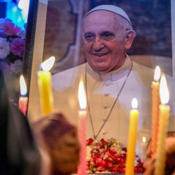 La gente enciende velas para rendir homenaje ante un retrato del papa Francisco durante un encuentro de condolencias en Nueva Delhi, tras la noticia de su fallecimiento. El papa Francisco, un enérgico reformador que inspiró una gran devoción entre los católicos, pero irritó a los tradicionalistas, falleció el 21 de abril a los 88 años, tan solo un día después de saludar a los deleitados fieles tras la misa de Pascua. | Foto:Sajjad Hussain / AFP
