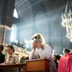 La gente reza durante un solemne réquiem en la Catedral Metropolitana de la Preciosísima Sangre, conocida informalmente como la Catedral de Westminster, en el centro de Londres, tras la noticia del fallecimiento del papa Francisco. | Foto:HENRY NICHOLLS / AFP