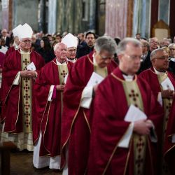 Los miembros de la Iglesia recorren la nave central para asistir al solemne réquiem en la Catedral Metropolitana de la Preciosísima Sangre, conocida informalmente como la Catedral de Westminster, en el centro de Londres, tras la noticia del fallecimiento del papa Francisco. | Foto:HENRY NICHOLLS / AFP