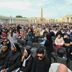 Monjas y público se reúnen en la Plaza de San Pedro antes del rezo del Rosario en sufragio del Papa Francisco tras su fallecimiento en el Vaticano. | Foto:Andreas Solaro / AFP