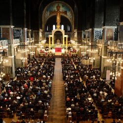 Tras la noticia del fallecimiento del papa Francisco, la gente asiste a un solemne réquiem en la Catedral Metropolitana de la Preciosísima Sangre, conocida informalmente como la Catedral de Westminster, en el centro de Londres. | Foto:HENRY NICHOLLS / AFP