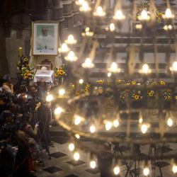Un retrato del difunto papa Francisco se ve durante un acto de condolencias en la Catedral da Sé de São Paulo, Brasil. | Foto:MIGUEL SCHINCARIOL / AFP