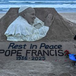 Una escultura del artista indio de arena Sudarsan Pattnaik que representa al Papa Francisco como homenaje tras la noticia de su fallecimiento, en Puri, estado de Odisha, India. | Foto:AFP