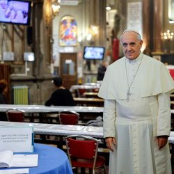 Una fotografía muestra una efigie del difunto Papa Francisco en una iglesia de Madrid. | Foto:OSCAR DEL POZO / AFP