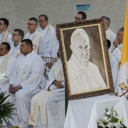Una imagen del Papa Francisco se exhibe durante una misa en su honor tras el anuncio del Vaticano de su fallecimiento en la Catedral de Brasilia. | Foto:Sergio Lima / AFP