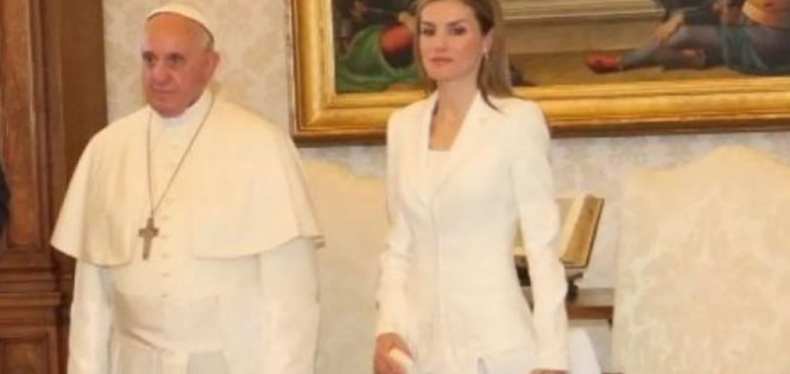 Il privilegio del bianco: Letizia Ortiz y Charlene de Mónaco de blanco ante el Papa Francisco