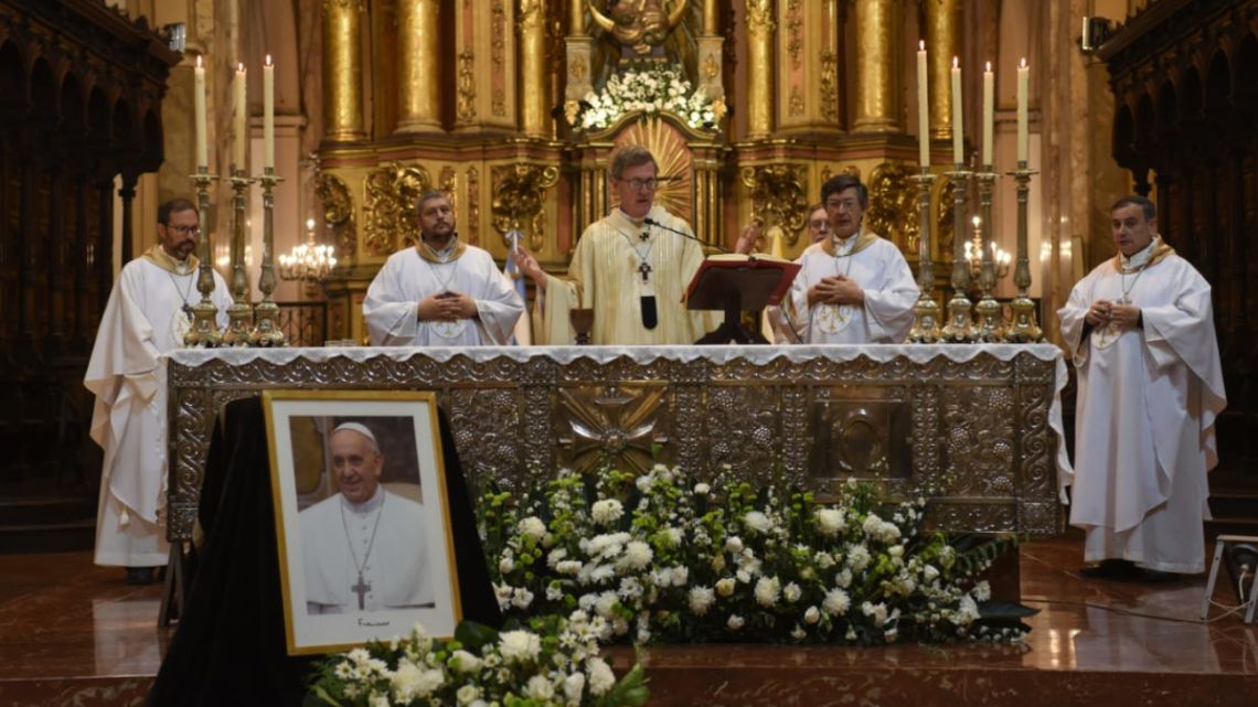 "Se nos fue el Papa de los pobres", dijo García Cuerva desde la misa en ...