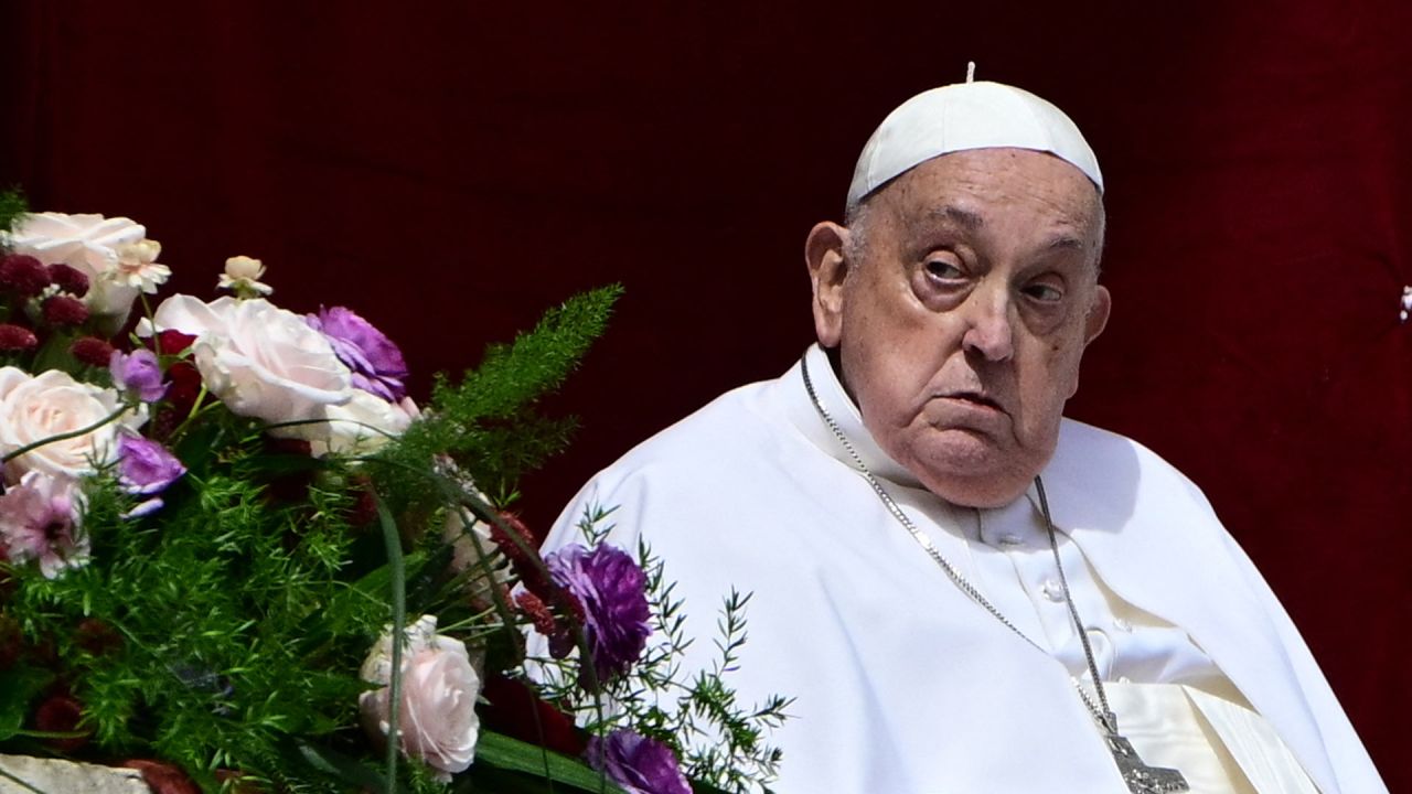 El papa Francisco se encuentra en el balcón principal de la basílica de San Pedro durante el mensaje Urbi et Orbi y la bendición a la ciudad y al mundo, en el marco de las celebraciones de Pascua, en la plaza de San Pedro del Vaticano. | Foto:Tiziana Fabi / AFP