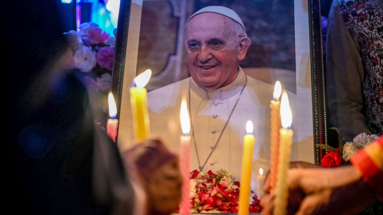 La gente enciende velas para rendir homenaje ante un retrato del papa Francisco durante un encuentro de condolencias en Nueva Delhi, tras la noticia de su fallecimiento. El papa Francisco, un enérgico reformador que inspiró una gran devoción entre los católicos, pero irritó a los tradicionalistas, falleció el 21 de abril a los 88 años, tan solo un día después de saludar a los deleitados fieles tras la misa de Pascua. | Foto:Sajjad Hussain / AFP