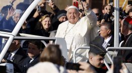 El papa Francisco saluda a la multitud desde el papamóvil en diciembre de 2024